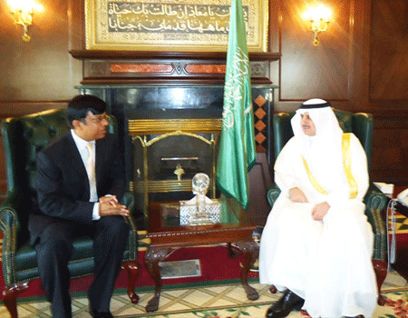 Regional Governor of Tabuk HRH Prince Fahad Bin Sultan Bin Abdul Aziz received the Consul General of Bangladesh  H.E Mr. Md. Nazmul Islam at his office.